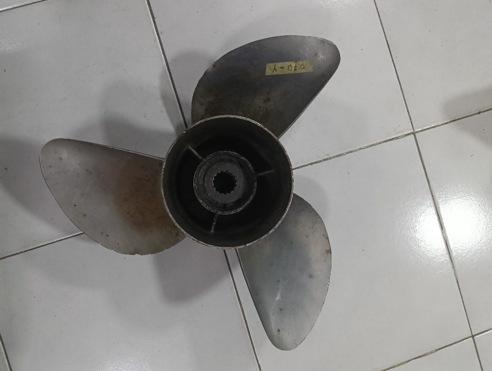 Propela para Yamaha 200 HP 2T paso 19 izquierda