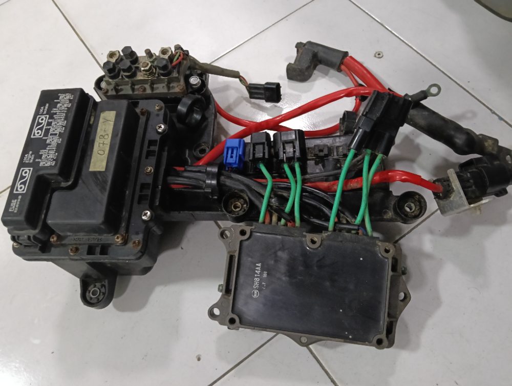 Fusiblera+regulador de voltaje para Yamaha 300 HP — foto 2