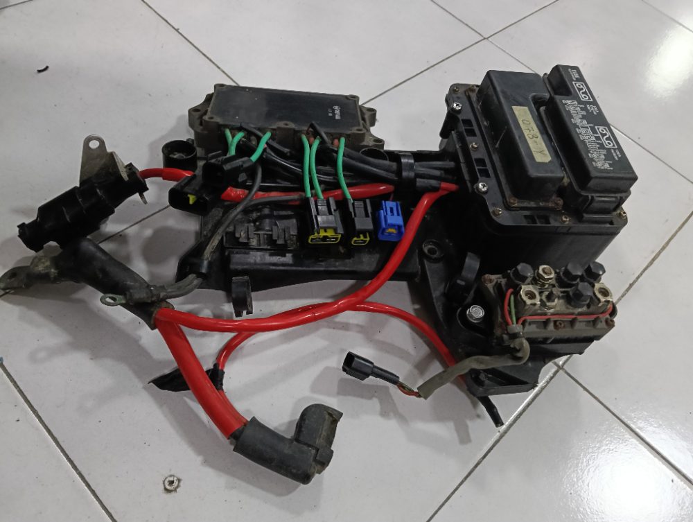 Fusiblera+regulador de voltaje para Yamaha 300 HP — foto 3