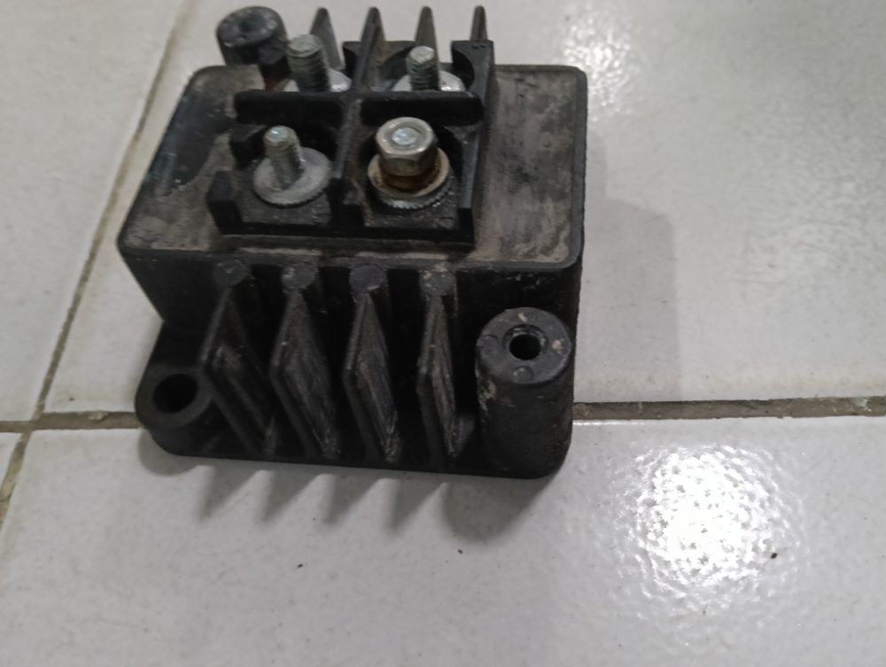 Regulador de voltaje para Yamaha 200 HP 2T — foto 3