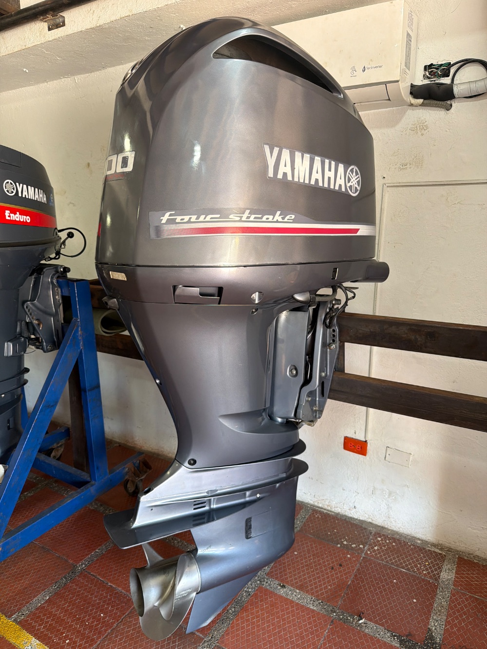 Motor fuera de borda Yamaha 300HP Modelo D — foto 2
