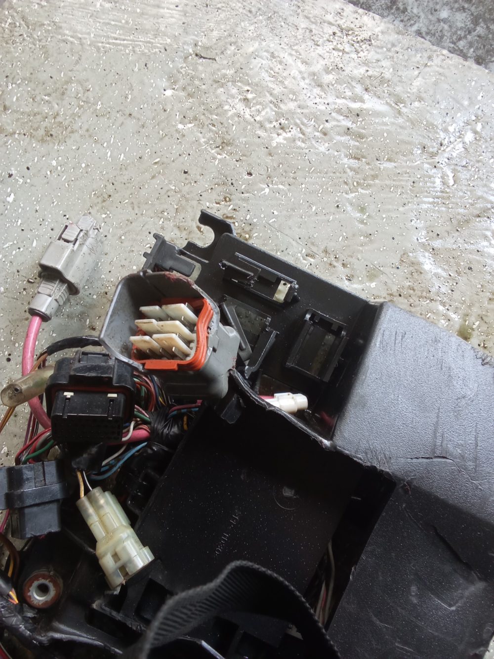 Arnés de cableado con caja de conectores/fusibles para motor fuera de borda — foto 2