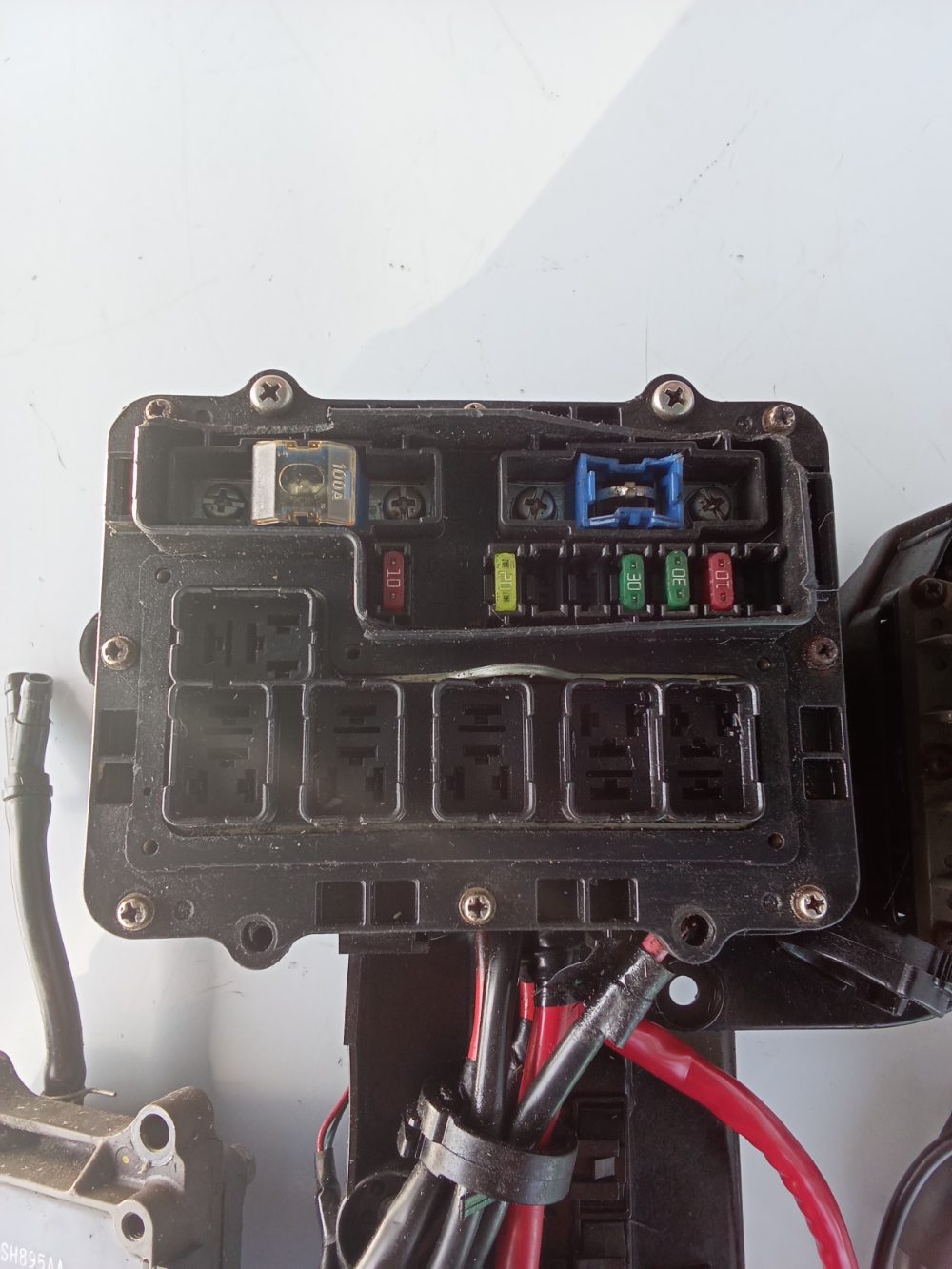 Soporte con regulador- caja de fusibles- rele de trim — foto 4