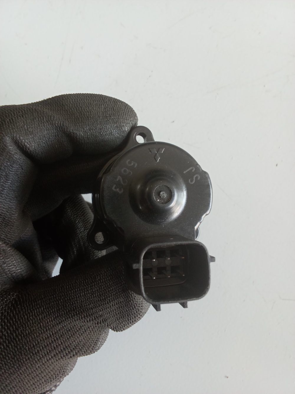 válvula IAC (Idle Air Control) o válvula de control de aire de ralentí. Suzuki 90Hp — foto 4