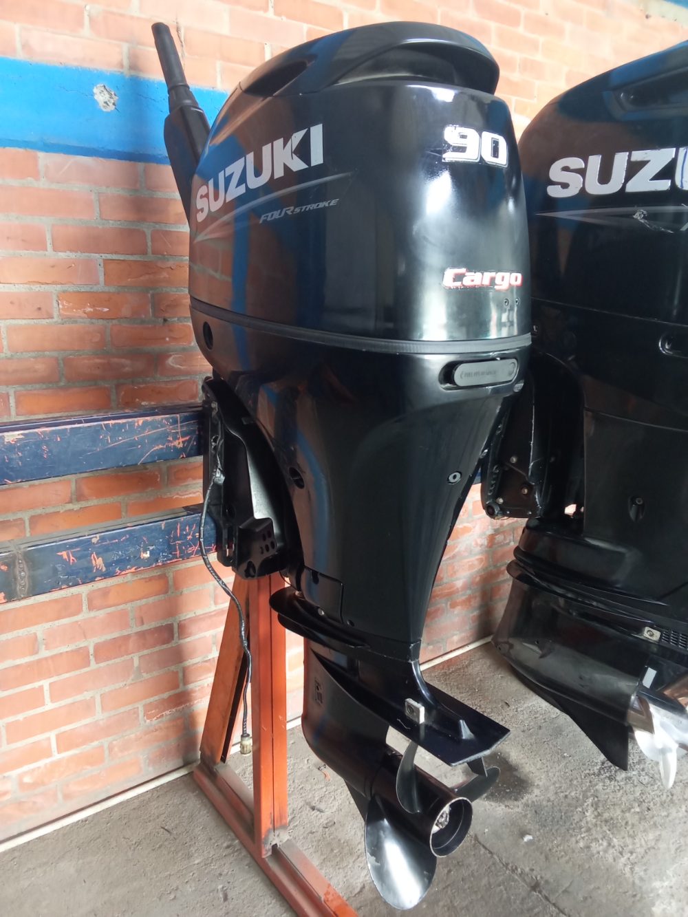 Motor fuera de borda Suzuki 90Hp 4t con brazo — foto 2