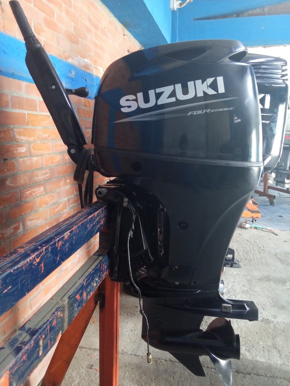 Motor fuera de borda Suzuki 90Hp 4t con brazo — foto 3