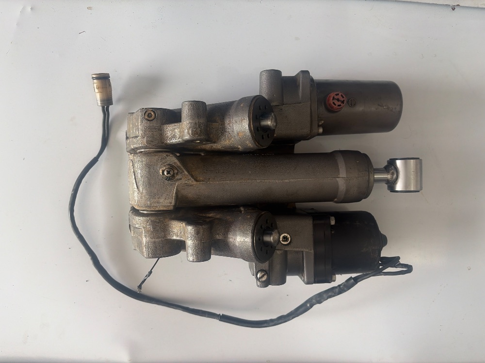 Sistema electro hidráulico de elevación del motor