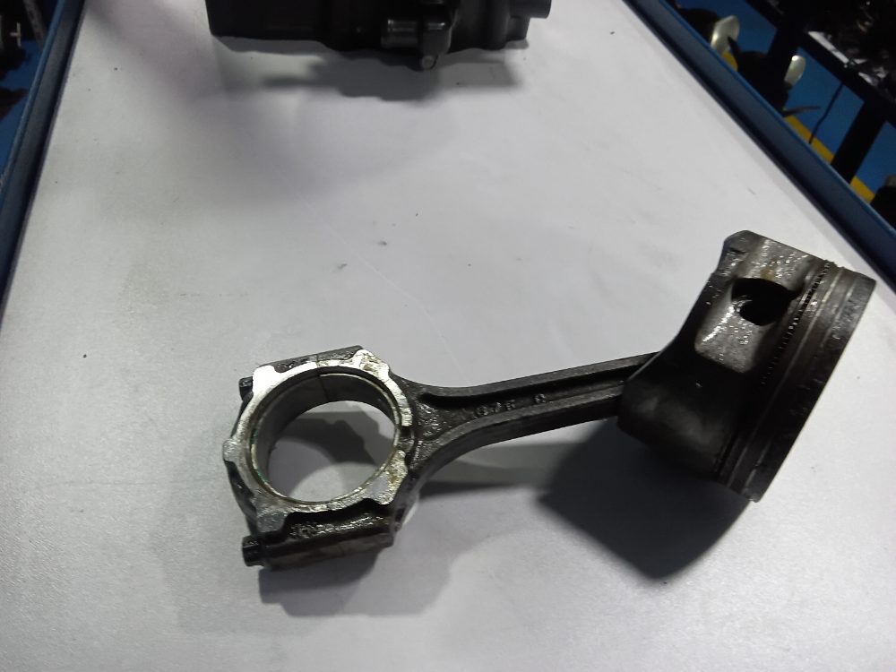 Pistón con biela yamaha 100HP — foto 2