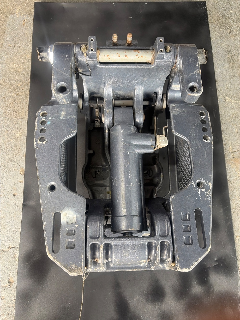 Ensamble de soporte giratorio y mordazas con gato manual Yamaha 75Hp