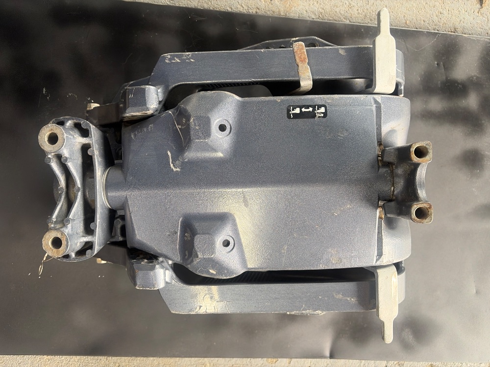 Ensamble de soporte giratorio y mordazas con gato manual Yamaha 75Hp — foto 2