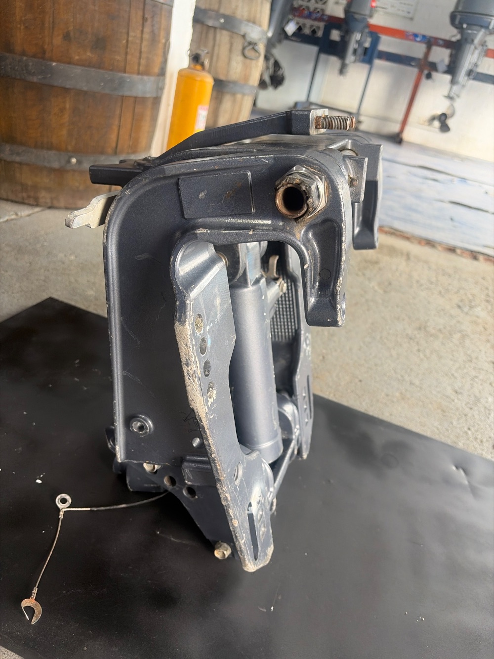 Ensamble de soporte giratorio y mordazas con gato manual Yamaha 75Hp — foto 3