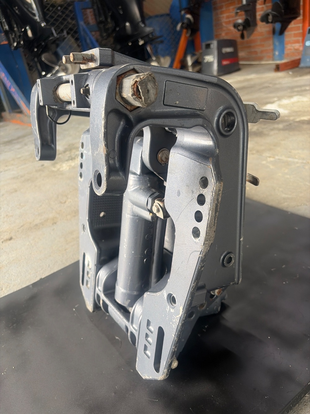 Ensamble de soporte giratorio y mordazas con gato manual Yamaha 75Hp — foto 4